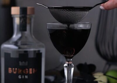 Black Gimlet Cocktail Rezept: Einzigartige Eleganz in Schwarz