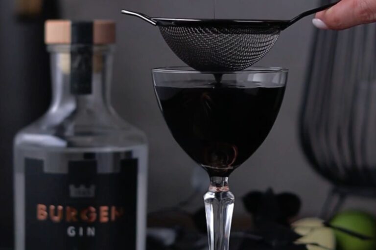 Black Gimlet Cocktail Rezept: Einzigartige Eleganz in Schwarz