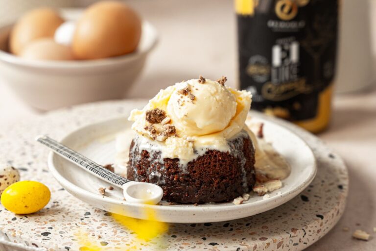 Himmlischer Hot Brownie mit Eierliköreis – Ein Dessert zum Verlieben