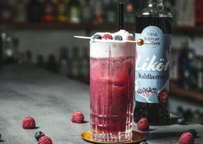 Wildberry Fizz Cocktail – Erfrischendes Rezept mit Waldbeer-Likör und Limette