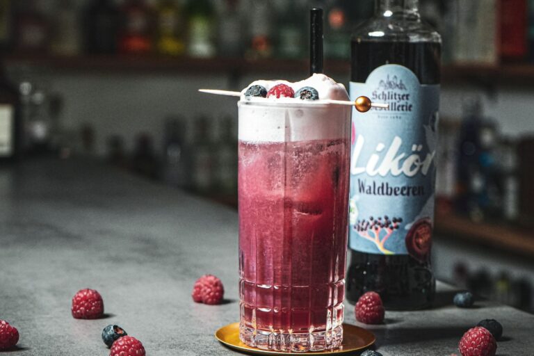 Wildberry Fizz Cocktail – Erfrischendes Rezept mit Waldbeer-Likör und Limette
