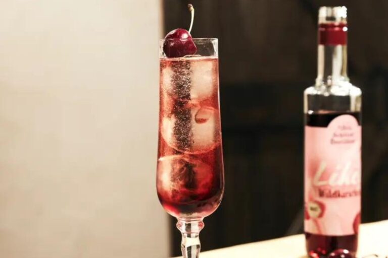 Verlockendes Wildkirsche & Wild Berry Cocktail Rezept