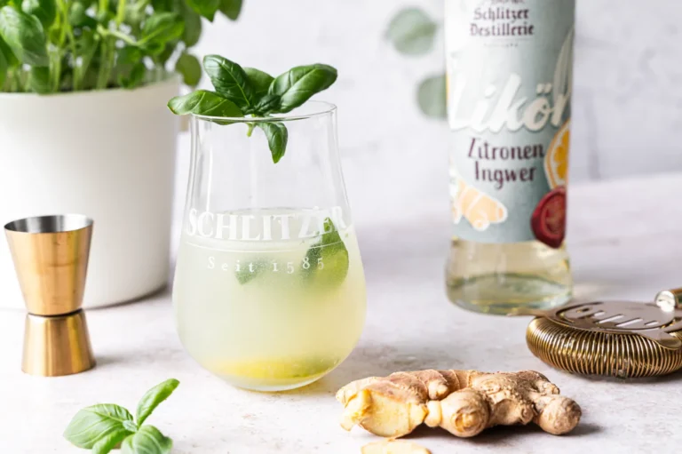 Erfrischender Frozen Ginger Basil Smash Cocktail Rezept