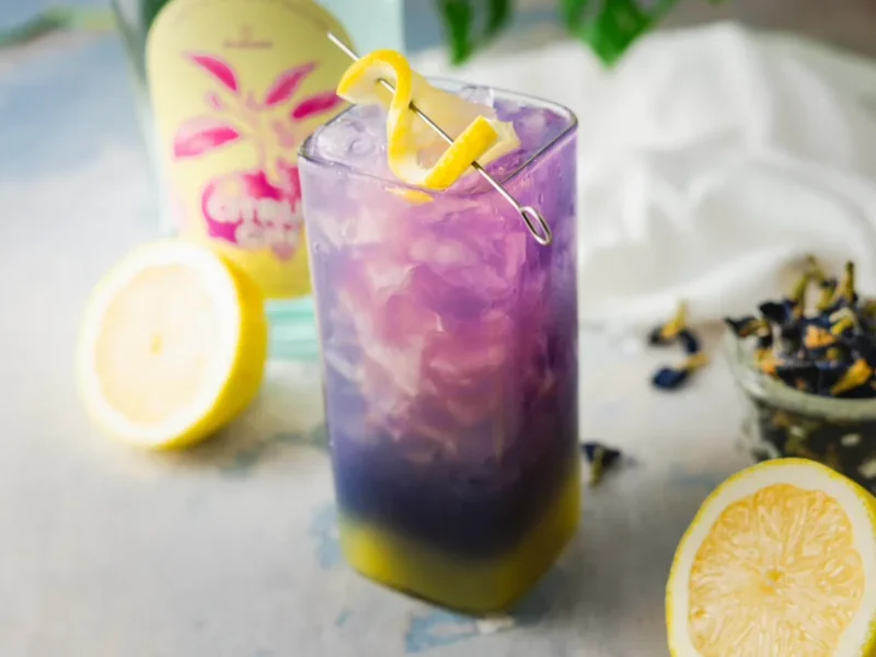 Farbenwechselnder Citrus Gin Cocktail mit Butterfly Pea Syrup