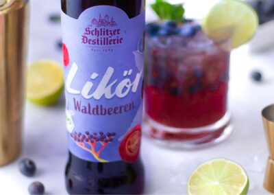 Fruchtig-frischer Blueberry Mule Cocktail mit Waldbeere Likör
