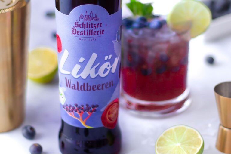 Fruchtig-frischer Blueberry Mule Cocktail mit Waldbeere Likör