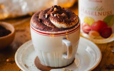Boozy Hot Chocolate mit Haselnusslikör – Cremig und verführerisch