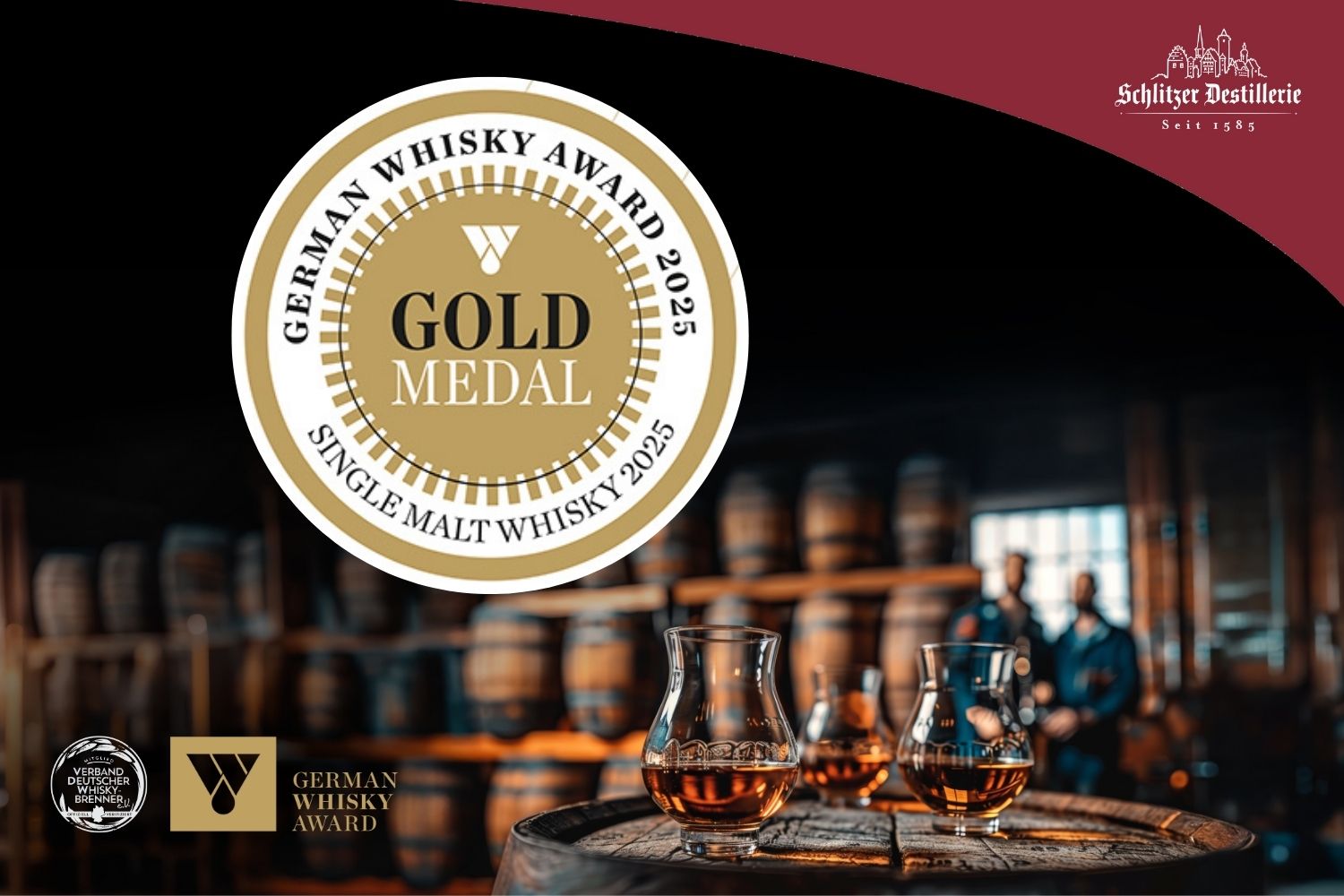 Goldmedaille für Single Malt Whisky 2025 vor Fasslager, Gläsern und zwei unscharfen Personen im Hintergrund.