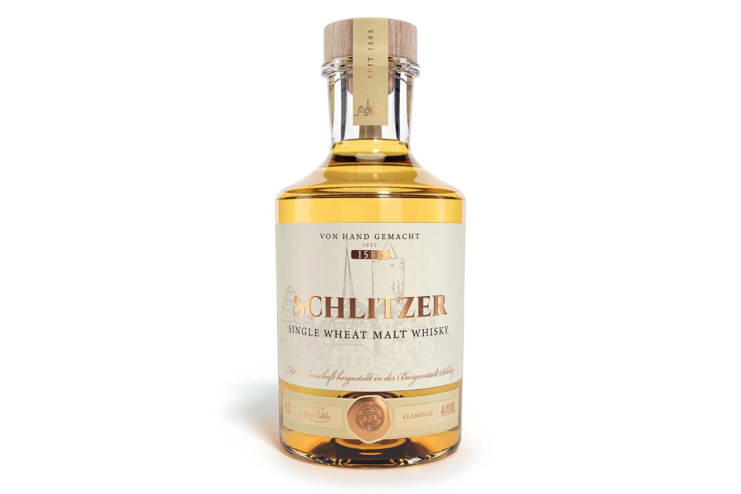 Flasche Schlitzer Single Wheat Malt Whisky, 44% Vol., mit naturfarbenem Etikett und Holzkorken.