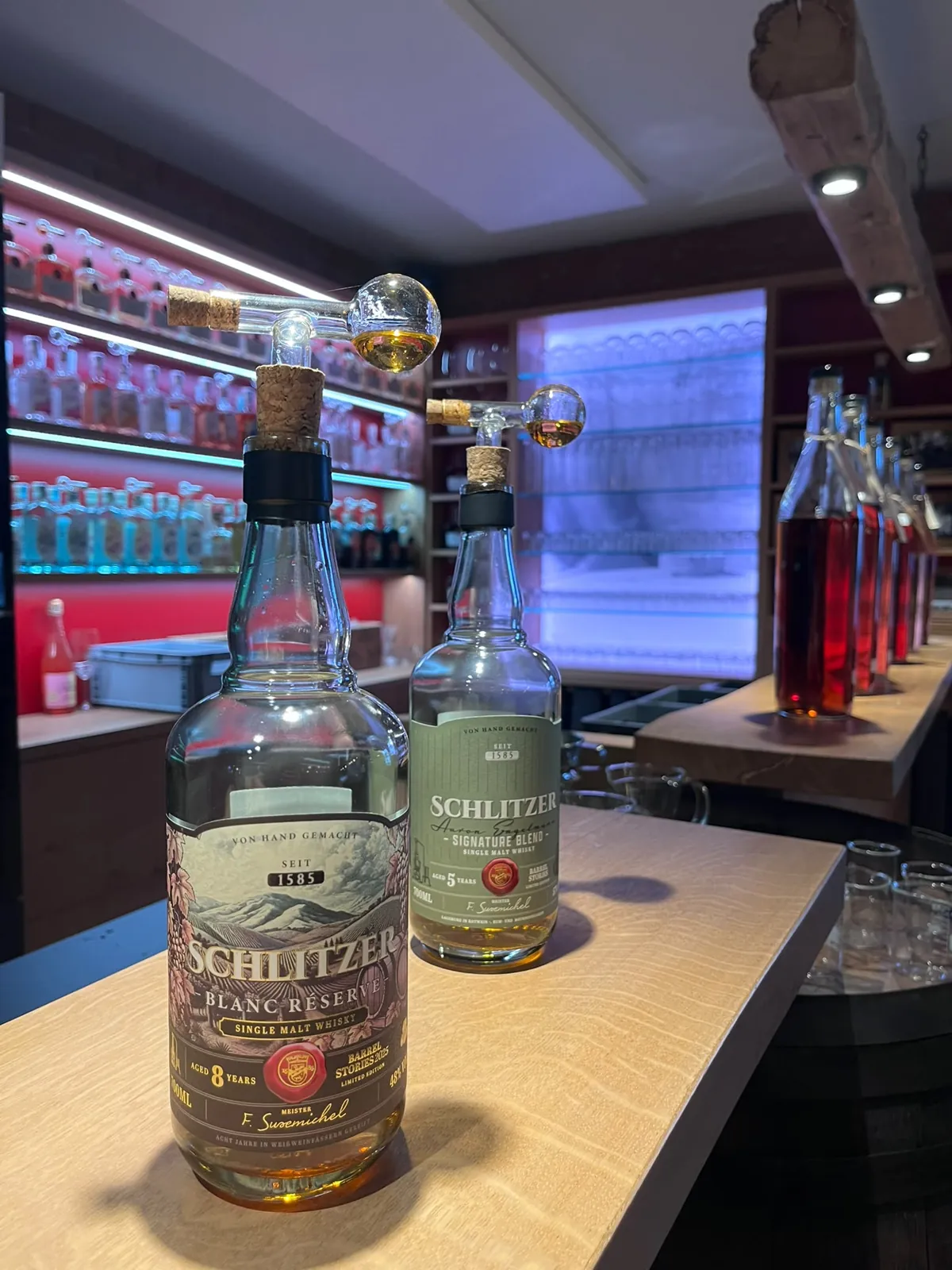 Schlitzer Blanc Réserve Single Malt Whisky 8 Jahre und Schlitzer Signature Blend 5 Jahre mit gläsernen Ausgießern an der Bar