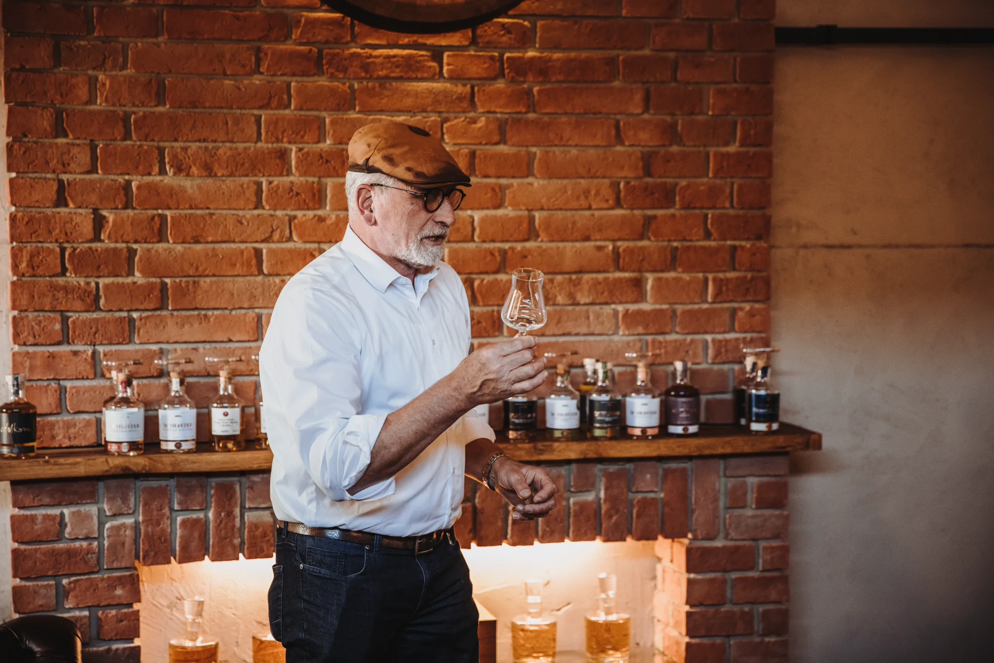 Whisky Tasting in der Schlitzer Destillerie – Genuss und Tradition im Vogelsberg Zwei Männer verkosten Whisky in gemütlicher Atmosphäre bei einem Tasting in der Schlitzer Destillerie, umgeben von Holzfässern und rustikalem Ambiente.