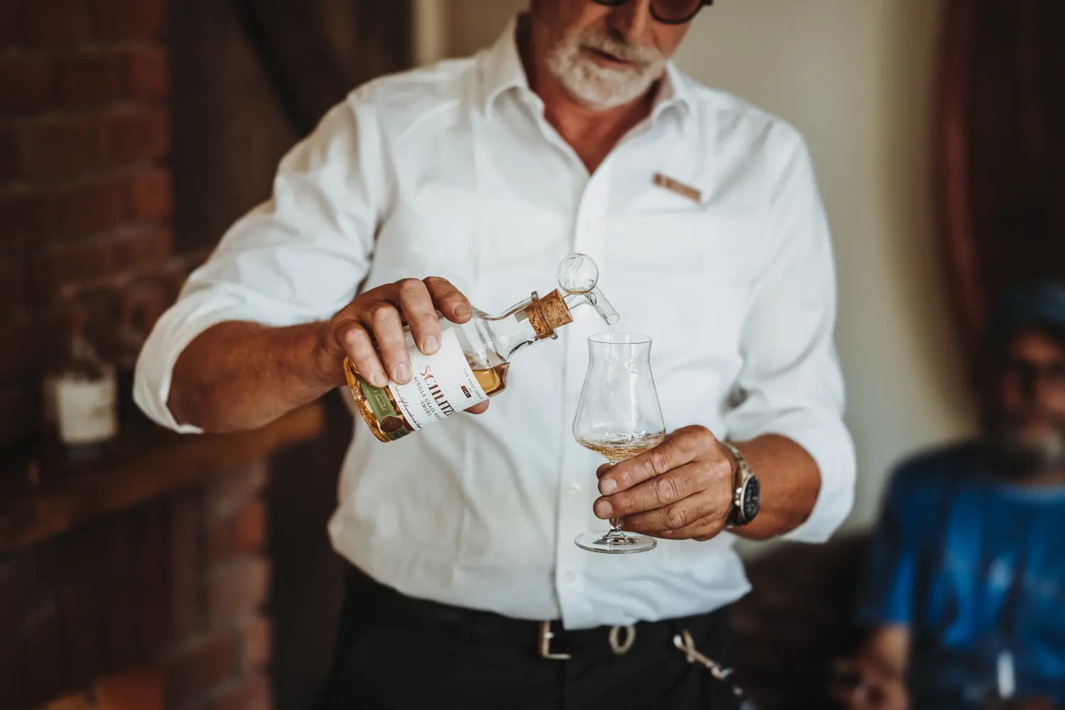 Whisky Tasting in der Schlitzer Destillerie â Exklusive Einblicke in die Brennkunst Zwei WhiskyglĂ€ser mit goldbraunem Whisky auf einem Holzfass in rustikaler Destillerie-Umgebung â perfektes Ambiente fĂŒr ein exklusives Whisky-Tasting in der Schlitzer Destillerie.