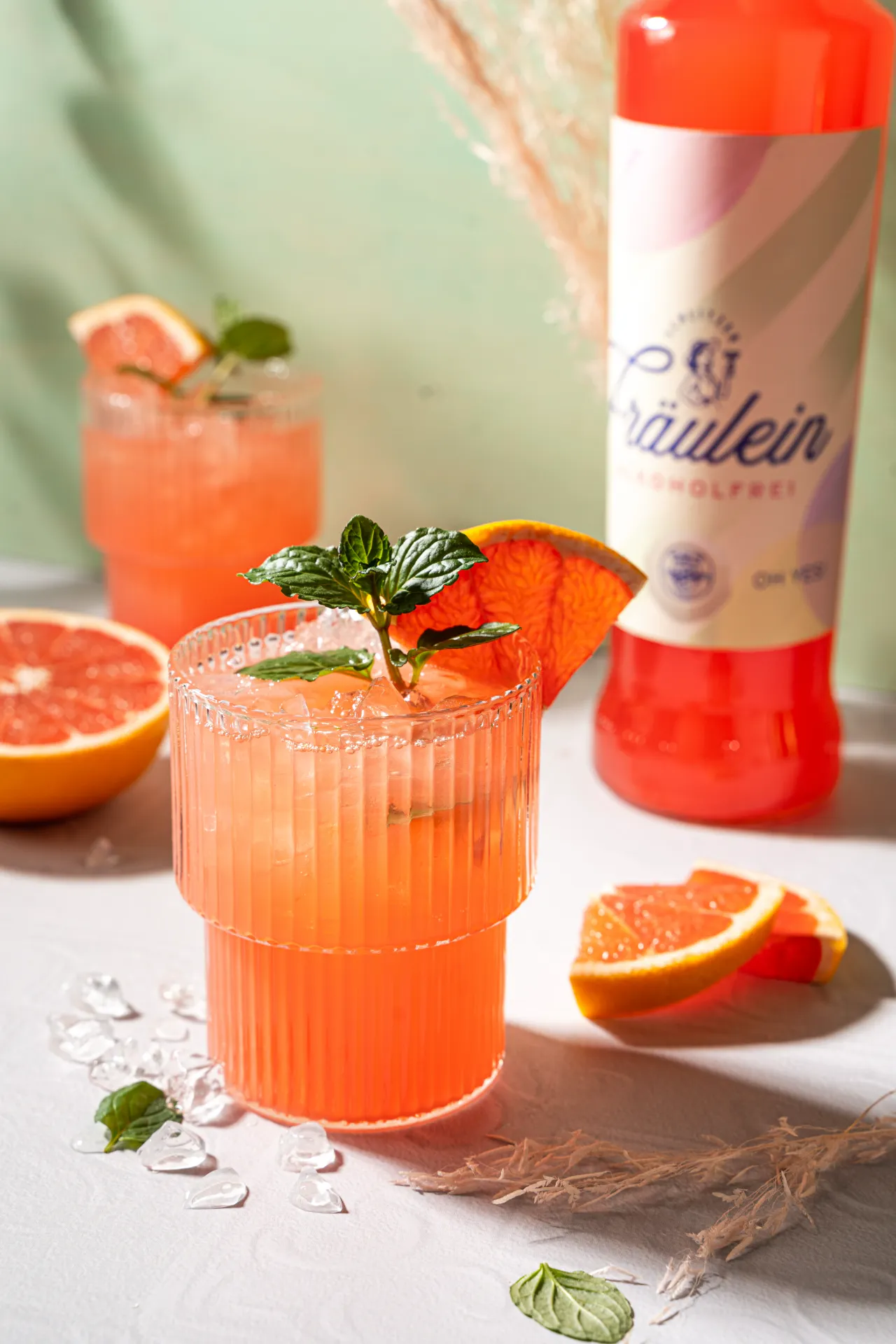 Schlitzer Fräulein Aperitif Alkoholfrei – die alkoholfreie 0,7-Liter-Flasche mit Grapefruit, Yuzu und Rosmarin
