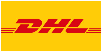 Traditionelle Schlitzer Destillerie mit Fachwerkhaus und DHL-Lieferfahrzeug im Vordergrund DHL-Zusteller übergibt Paket an Kundin an der Haustür, beide lächeln – schnelle und zuverlässige Lieferung der Schlitzer Destillerie.