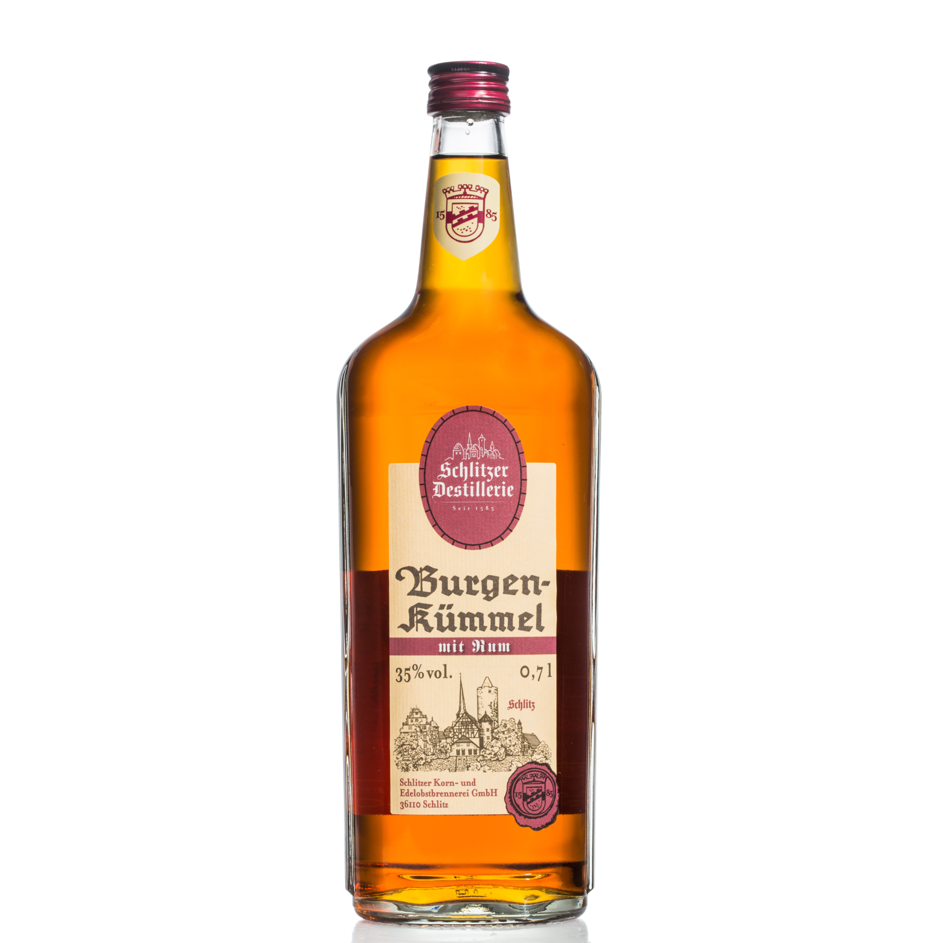 Kümmel mit Rum – Schlitzer Destillerie Getränkelspezialität Flasche Kümmel mit Rum von Schlitzer Destillerie vor weißem Hintergrund, idealer Digestif mit würzigem Kümmelgeschmack und feiner Rumnote.