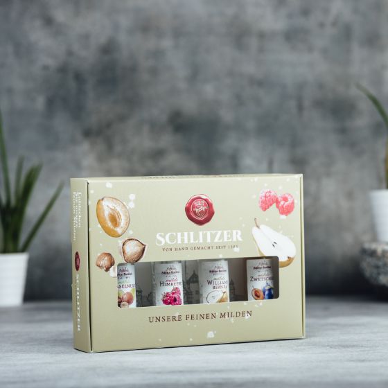 Geschenkset mit edlen Spirituosen in hochwertiger Verpackung – ideales Präsent für Genießer Geschenkset mit vier edlen Spirituosen-Flaschen der Schlitzer Destillerie in dekorativer Verpackung, ideal als hochwertiges Präsent für Genießer von Likör und Schnaps.