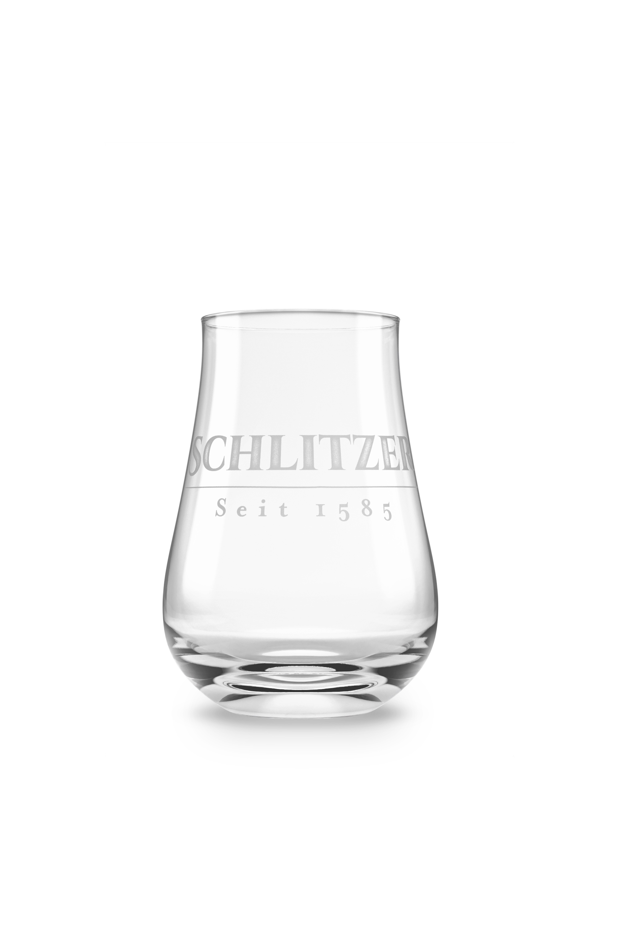 Longdrinkglas mit Schlitzer Destillerie Logo auf einer weißen Hintergrundfläche.