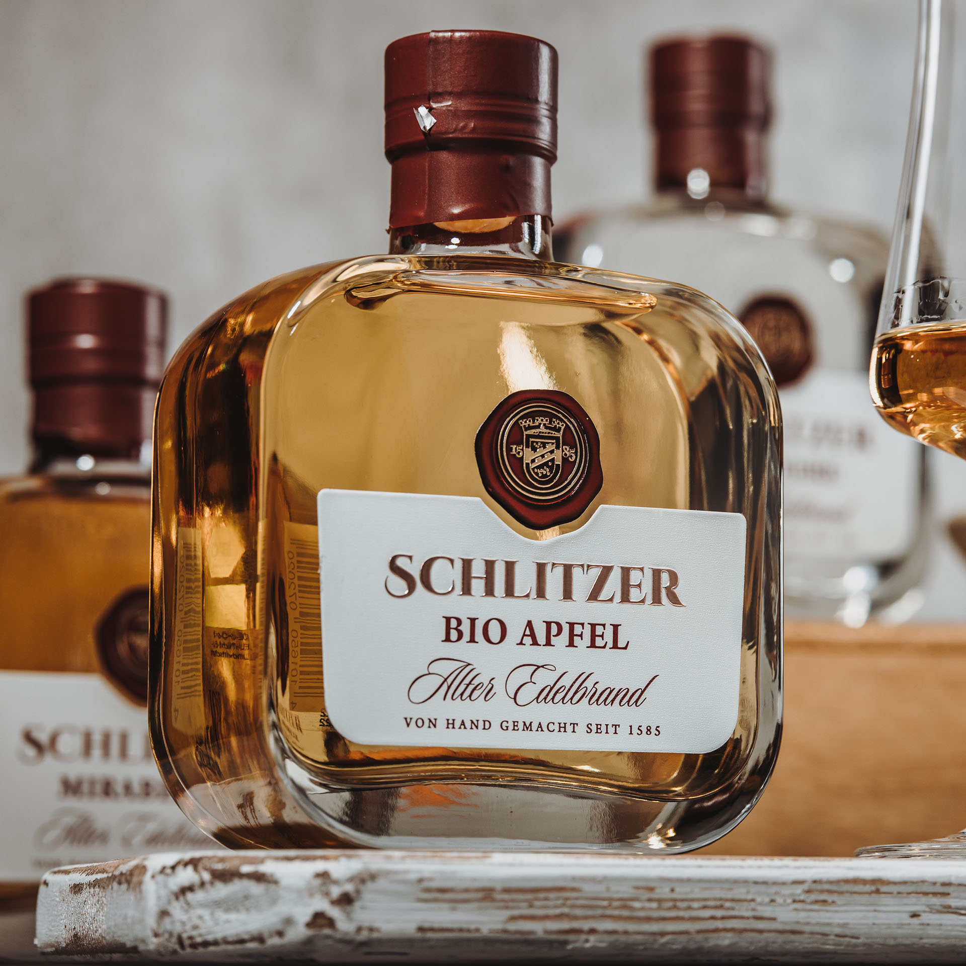 Schlitzer Alter Bio Apfelbrand Flasche Produktfoto Schlitzer Alter Bio Apfel Brand Flasche vor weißem Hintergrund - Hochwertiger, deutscher Bio-Apfelbrand aus der Schlitzer Destillerie mit traditionellem Design und edler Verpackung.