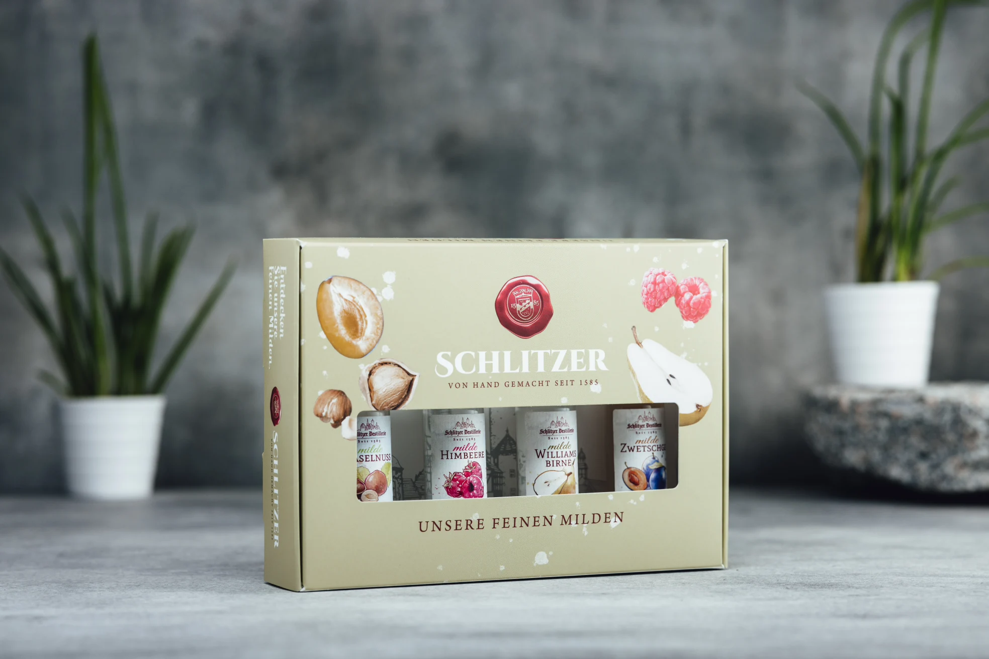Obstler Geschenkset mit zwei Schnapsgläsern in edler Geschenkverpackung – Schlitzer Destillerie Geschenkset mit Schlitzer Obstler: Zwei edle Obstler-Flaschen in Holzkiste mit Sichtfenster, stilvoll präsentiert als hochwertiges Präsent für Genießer von Obstbränden.