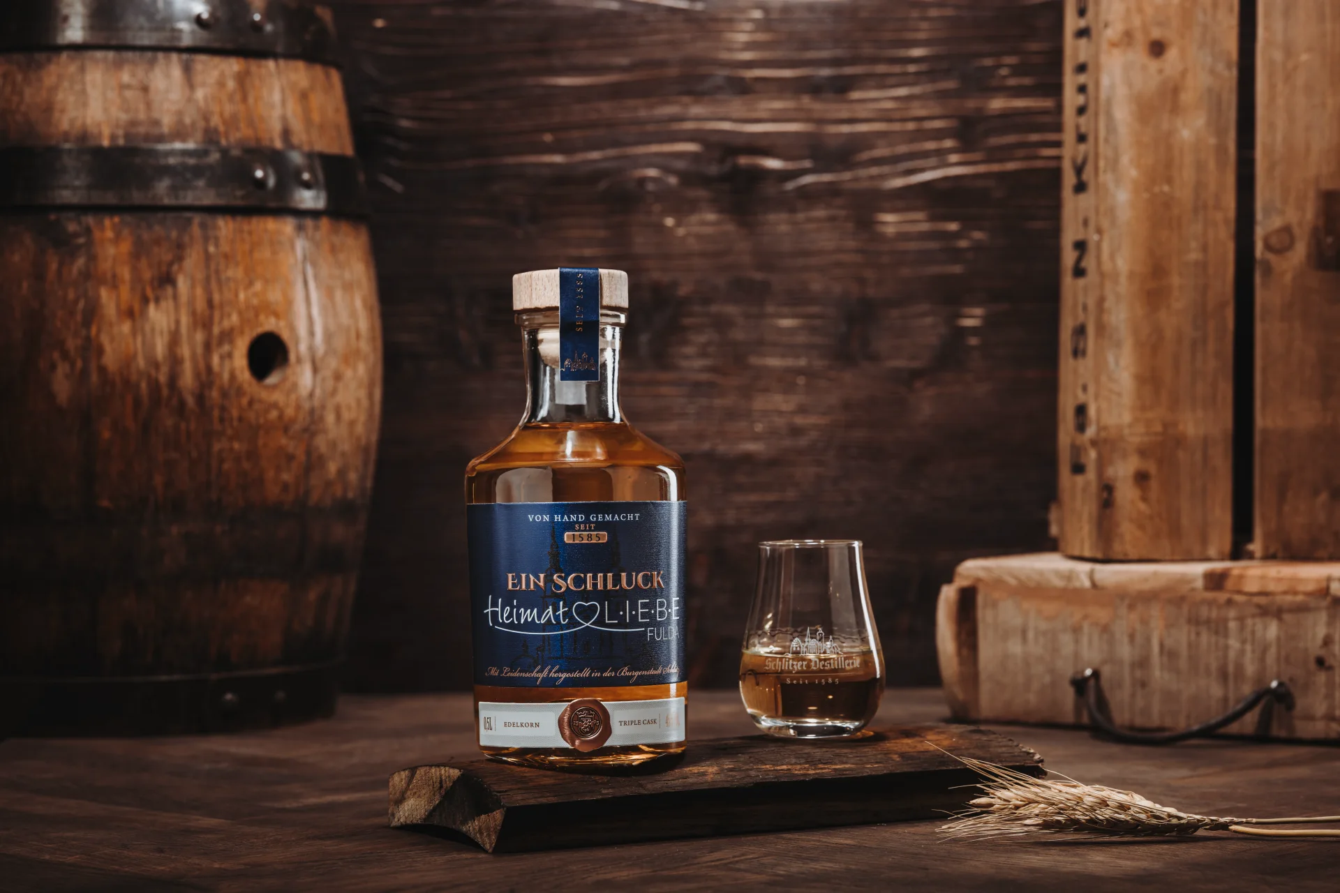 Schlitzer Korn Feinbrennerei – Traditioneller Deutscher Kornbrand in edler Flasche Flasche Schlitzer Kornbrand auf weißem Hintergrund – klarer, traditioneller deutscher Korn in transparenter Glasflasche mit rotem Etikett und Schraubverschluss, Produkt der Schlitzer Destillerie.