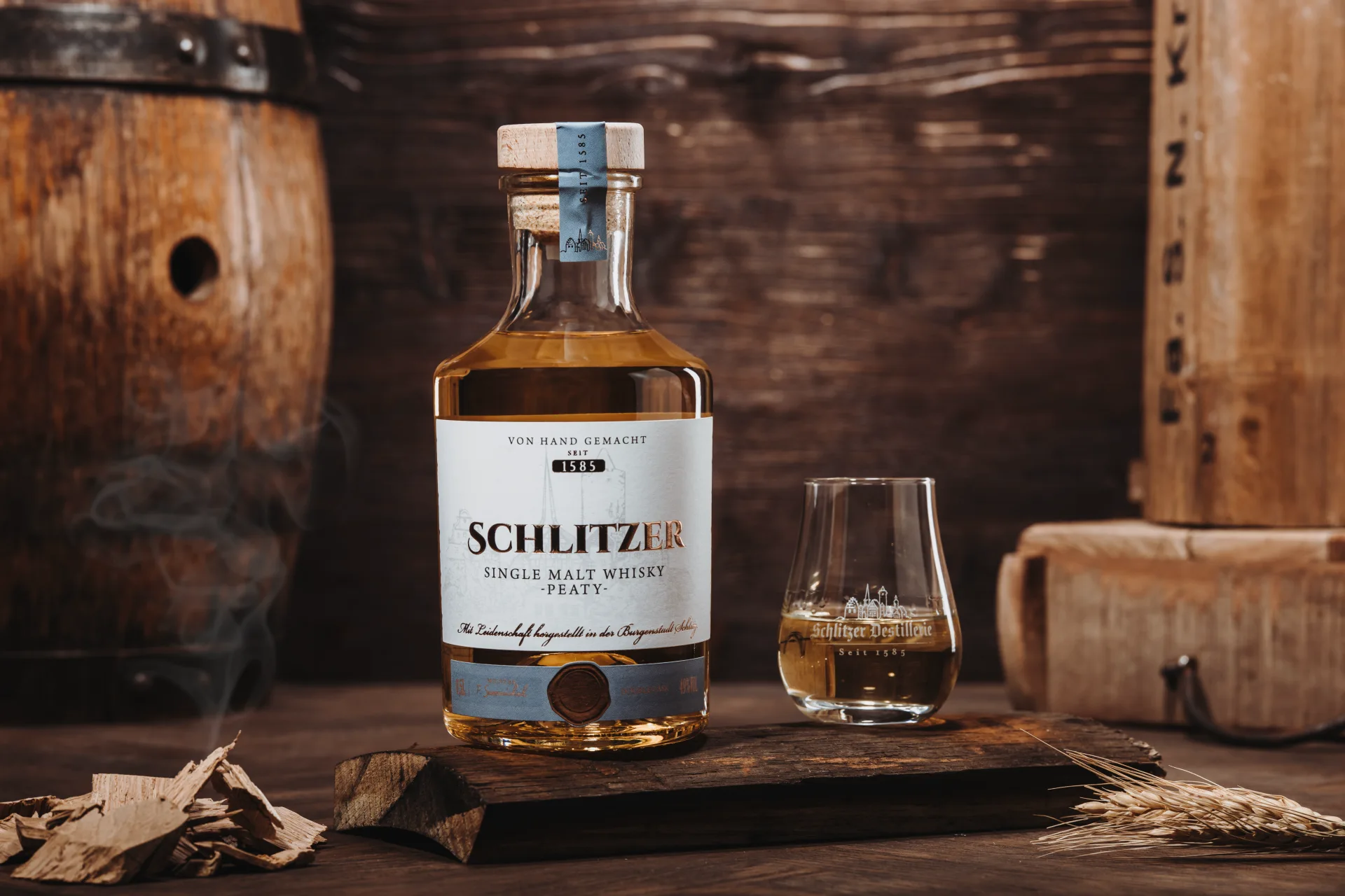 Single Malt Whisky Peaty – Torfiger deutscher Whisky in stilvoller Flasche Single Malt Whisky Peaty der Schlitzer Destillerie – braune Glasflasche mit edlem Etikett, abgebildet vor neutralem Hintergrund, starker Torfrauch-Charakter für Whisky-Liebhaber