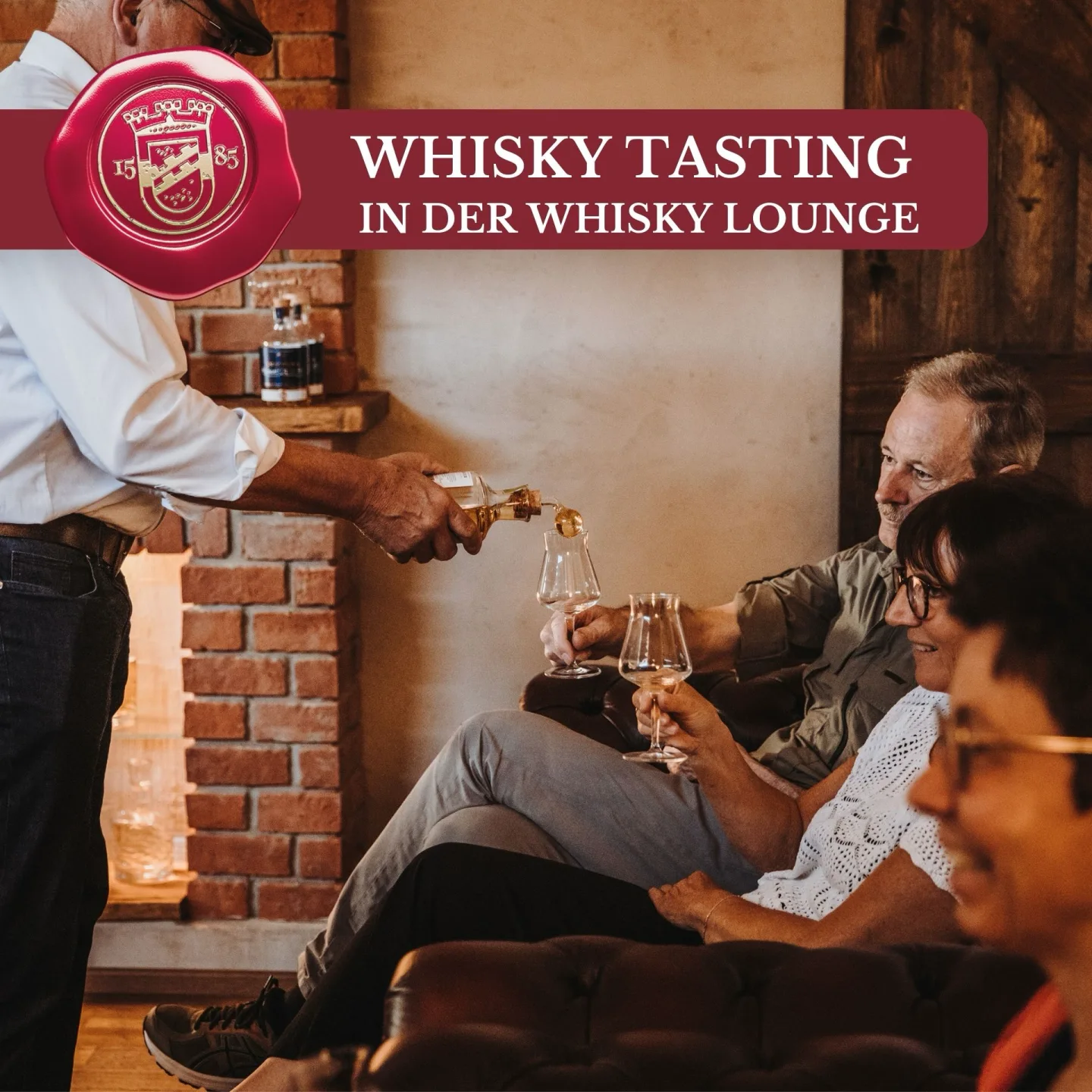 Whisky-Tasting in der Schlitzer Destillerie – Genuss erleben in historischem Ambiente Zwei Whiskygläser mit goldenem Whisky stehen auf einem Holztisch, im Hintergrund sind Flaschen der Schlitzer Destillerie und ein Whisky-Tasting-Flyer zu sehen.