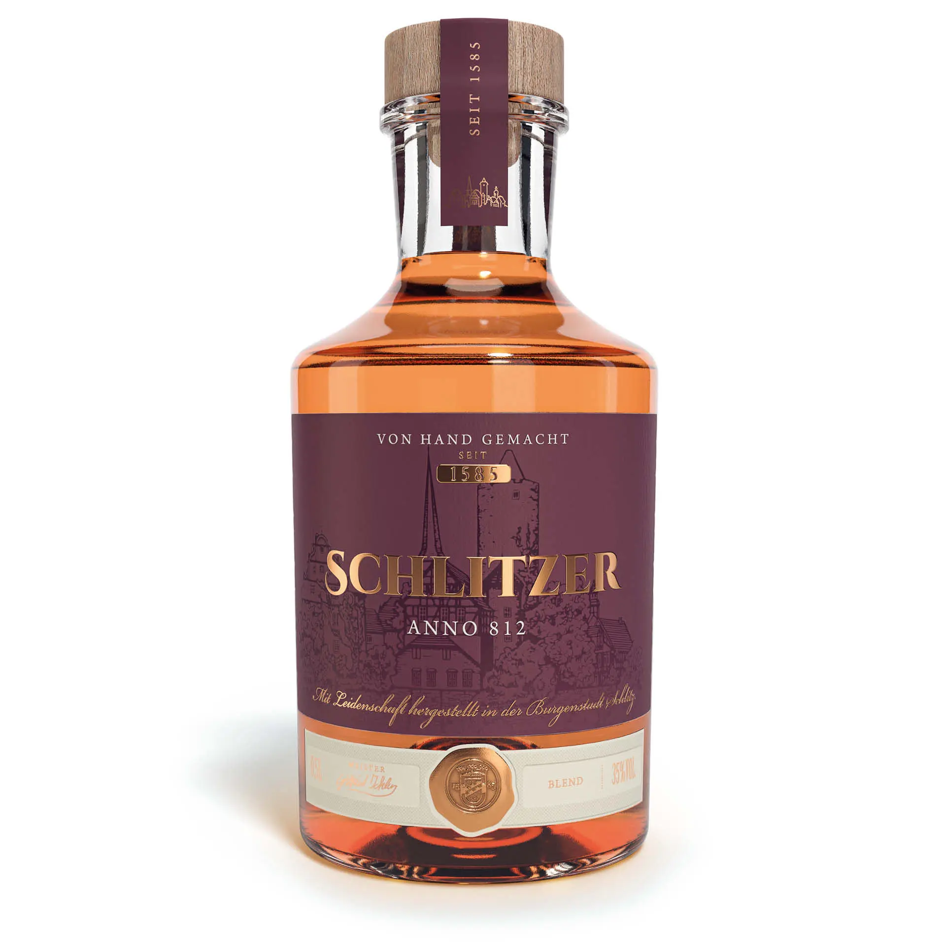 ANO 812 Whisky Korn – Deutscher Premium-Whisky der Schlitzer Destillerie in edler Flasche Flasche Schlitzer Whisky-Korn Ano 812 vor weißem Hintergrund – hochprozentiger deutscher Whisky in edlem Design mit Holzverschluss und Label in Schwarz-Gold.