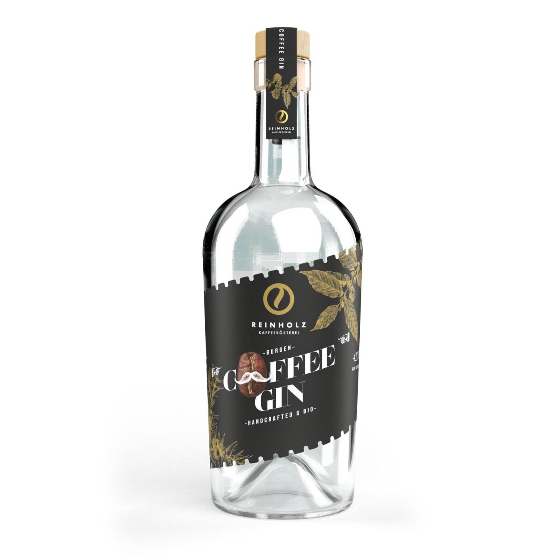 Coffee Gin Flasche mit Wacholder und Kaffeebohnen – aromatischer Gin aus der Schlitzer Destillerie Flasche Schlitzer Coffee Gin mit braunem Etikett auf dunklem Hintergrund, daneben Kaffeebohnen und ein Glas mit Gin-Cocktail, Dekoration aus Orangenscheibe und Zimtstange.