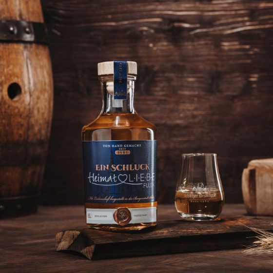 Traditioneller Edelkorn in eleganter Glasflasche – Premium-Spirituose aus deutscher Destillerie Zwei edle Flaschen Schlitzer Edelkorn auf rustikalem Holztisch mit Getreideähren dekoriert, hochwertige Spirituose aus traditioneller deutscher Kornbrennerei.