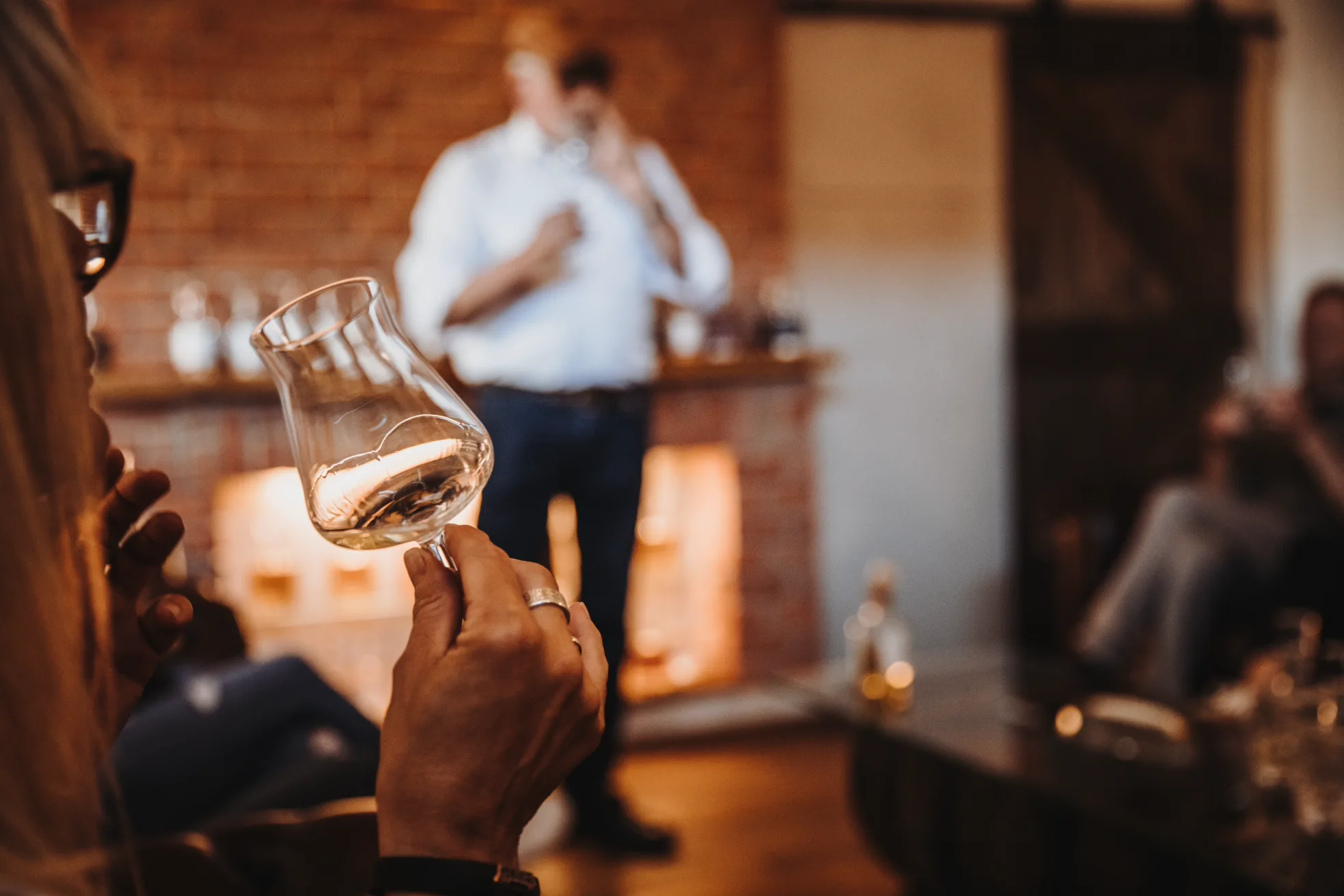 Whisky Lounge Schlitz – Stilvolles Ambiente für Genießer in der Schlitzer Destillerie Gemütliche Whisky Lounge der Schlitzer Destillerie mit Ledersesseln, Holztischen und warmem Ambientelicht – stilvolles Ambiente für Tastings und Genießer.