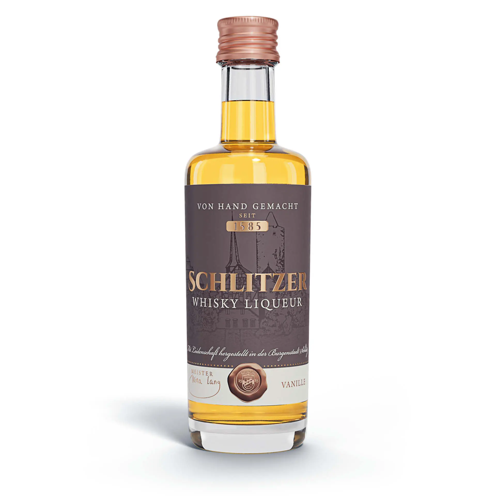 Schlitzer Likör 5cl Miniaturflasche – Edler Kräuterlikör aus Deutschland Kleine 5cl Flasche Schlitzer Liqueur mit rotem Etikett und Schraubverschluss vor weißem Hintergrund – hochwertiger Kräuterlikör aus der Schlitzer Destillerie.