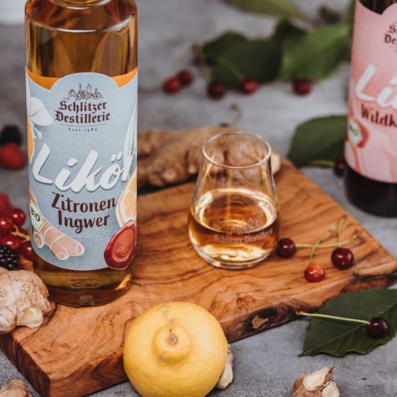 Bio-Likör in eleganter Glasflasche – Schlitzer Destillerie Premium-Spirituose Flasche Schlitzer Bio Likör vor weißem Hintergrund, mit grünem Etikett und Bio-Siegel, handgefertigt von der Schlitzer Destillerie – deutscher Kräuterlikör in hochwertiger Glasflasche.