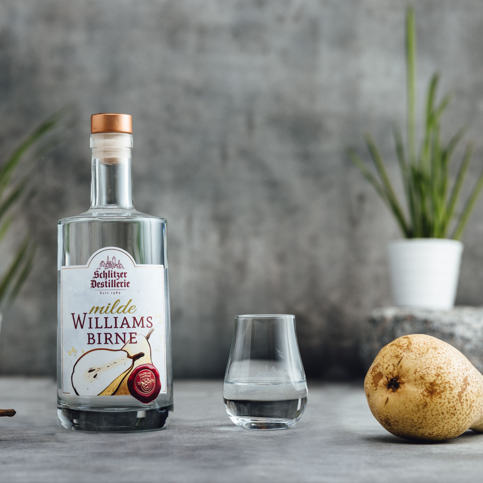 Milde Williams Christ Birne – Premium Obstbrand aus der Schlitzer Destillerie Flasche Mildé Williams Christ Birne von der Schlitzer Destillerie, aufrecht vor weißem Hintergrund, mit klar erkennbarem Etikett und silbernem Schraubverschluss – edler Birnenbrand in Premium-Qualität.