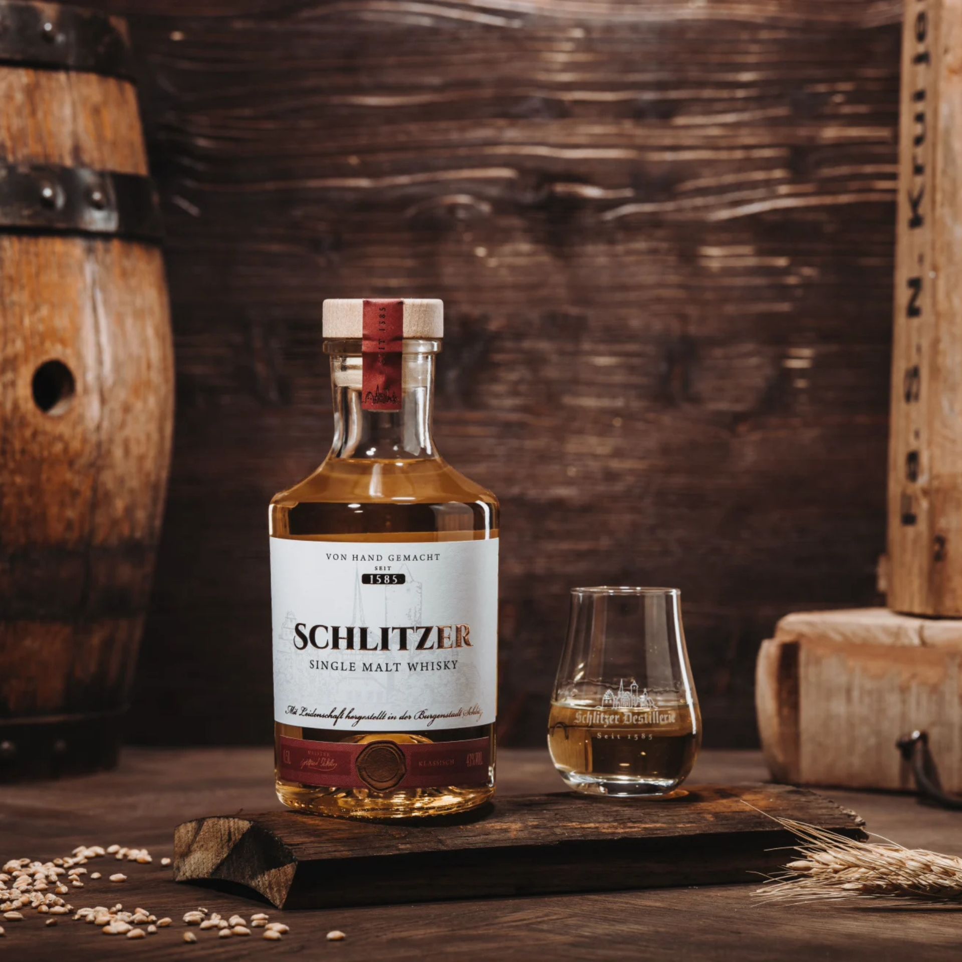 Flasche Schlitzer Single Malt Whisky Klassisch vor weißem Hintergrund, mit goldenem Etikett und schwarzer Kapsel – hochwertiger deutscher Whisky aus der Schlitzer Destillerie.