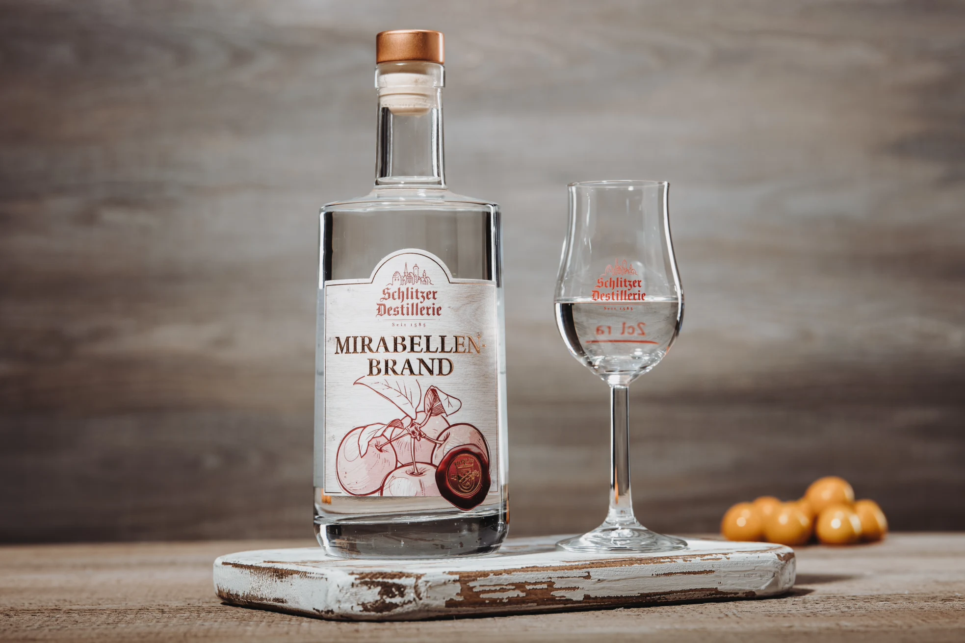 Mirabellenbrand in edler Geschenkverpackung – Schlitzer Destillerie Mirabellenbrand der Schlitzer Destillerie in edler 0,5l-Flasche mit Holzkorken – hochwertiger Obstbrand mit klarem Design, ideal für Genießer feiner Mirabellen-Spirituosen.