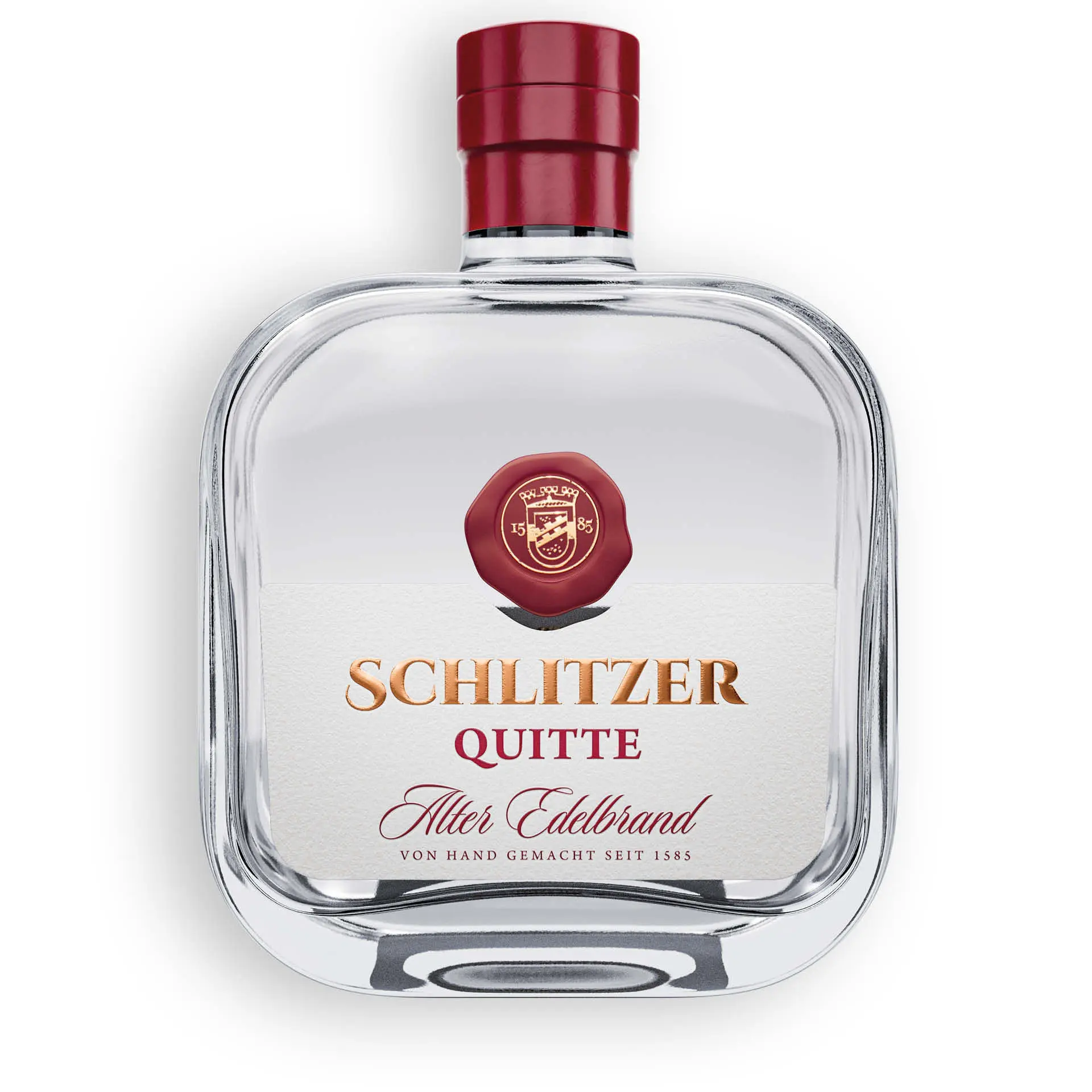 Alter Quittenbrand in eleganter Flasche – Schlitzer Destillerie Premium Spirituose Flasche Schlitzer Alter Quitten Brand 0,5l vor weißem Hintergrund – edler Obstbrand aus reifen Quitten in klarer Glasflasche mit goldenem Etikett und Holzkorken.