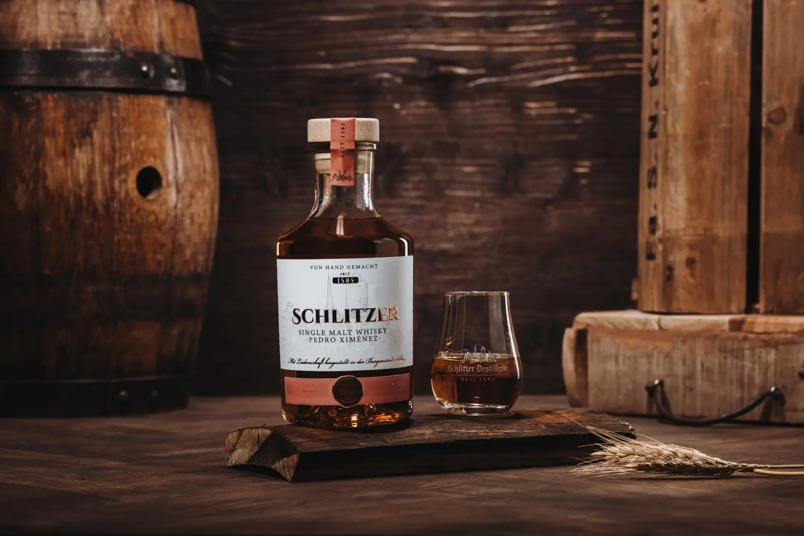 Schlitzer Whisky Edition Pedro Ximénez – Gereift im Sherryfass Flasche Schlitzer Pedro Ximénez Cask Finish Whisky, 0,7 l, vor weißem Hintergrund – limitierte Edition in dunklem Glas, golden-brauner Whisky, verziert mit edlem Etikett in Schwarz und Gold, seitlich gedrehte Ansicht mit sichtbarem Markenschriftzug.