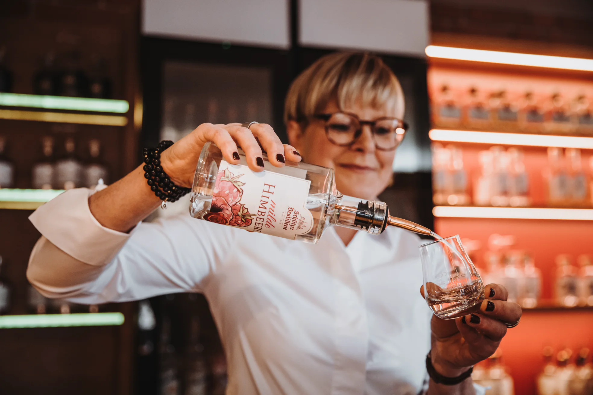 Obstbrand Tasting in der Schlitzer Destillerie – Exklusive Verkostung regionaler Spirituosen Obstbrand Tasting in der Schlitzer Destillerie: Gäste sitzen an Holztischen in rustikalem Ambiente und verkosten verschiedene Obstbrände in kleinen Gläsern.