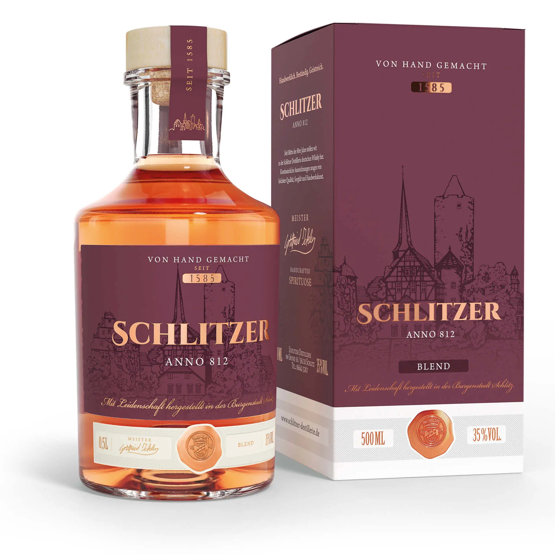 Anno 812 Kräuterlikör in 0,5L Flasche mit Verpackung – Schlitzer Destillerie Produktfoto Flasche Anno 812 Kornbrand vor passender Verpackung aus Karton mit historischem Design, Produkt der Schlitzer Destillerie auf weißem Hintergrund.