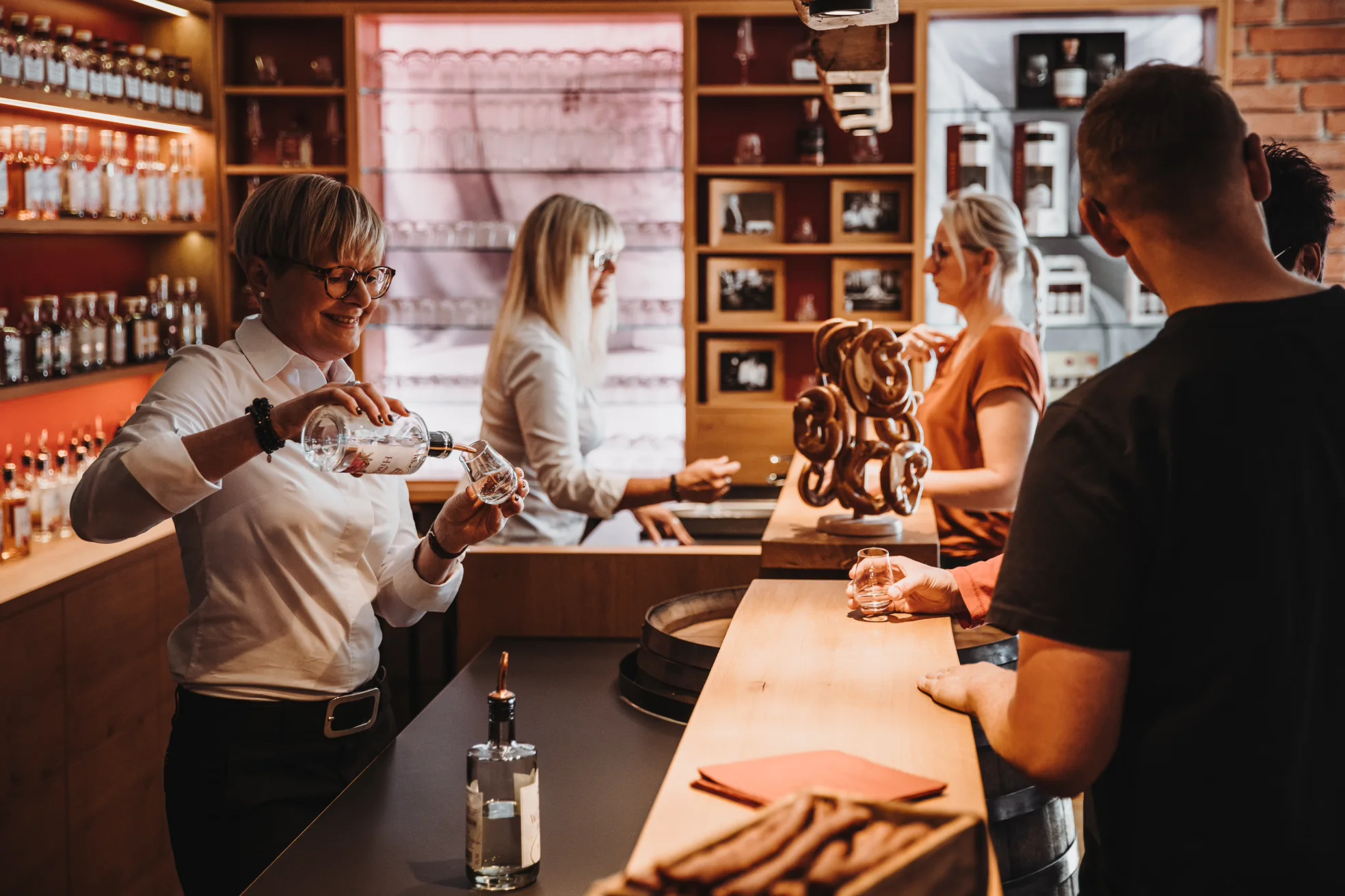 Schlitzer Destillerie Premium Spirituosen Auswahl 2023 Bild Bild der Schlitzer Destillerie: Traditionelle Herstellung von Spirituosen in einer alten Brennerei mit historischem Charme, bekannt für hochwertige Produkte in Schlitz, Deutschland. Perfekte Mischung aus Handwerkskunst und Innovation.
