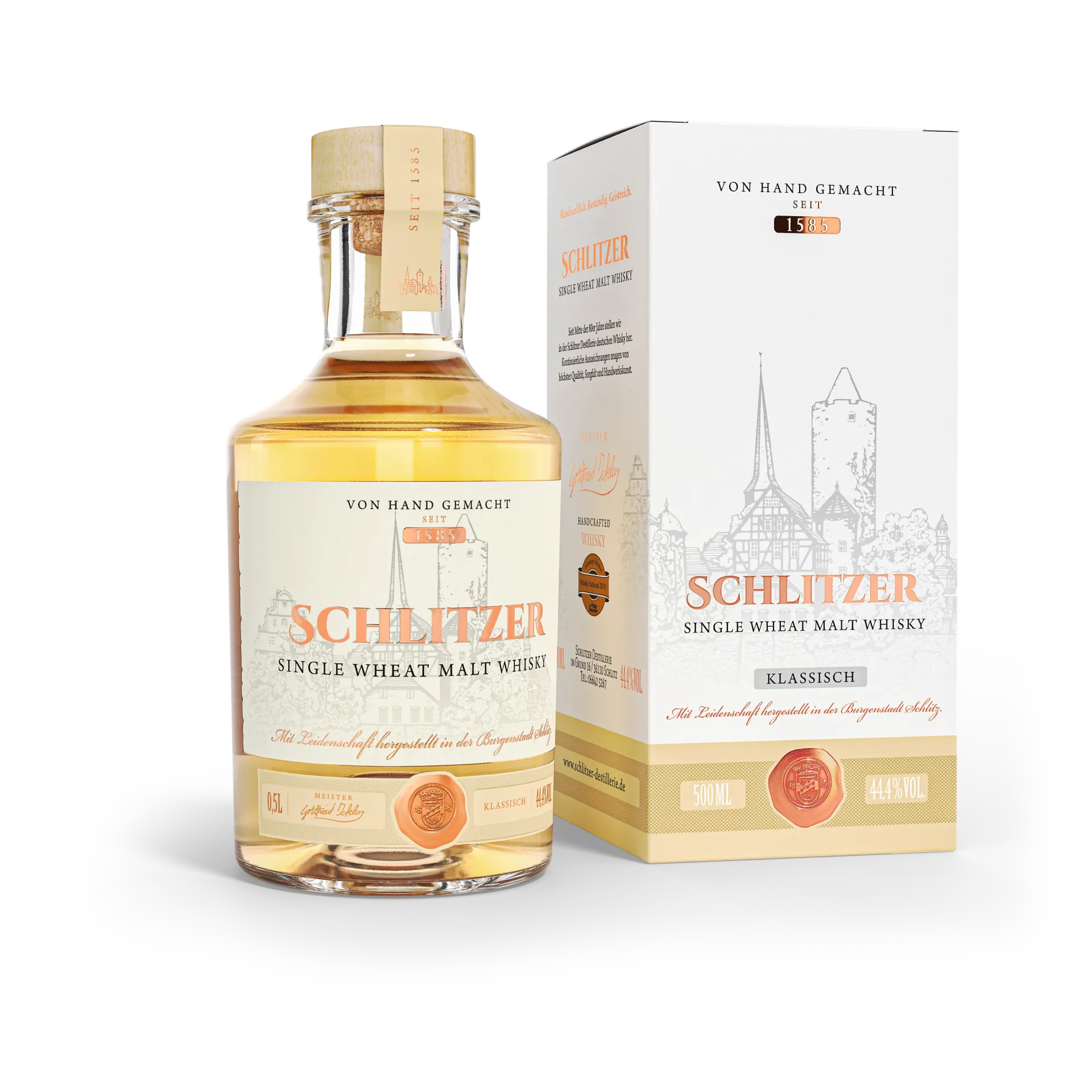 Wheat Malt Whisky Flasche mit Verpackung – Schlitzer Destillerie Produktfoto Flasche Schlitzer Wheat Malt Whisky neben passender Kartonverpackung vor weißem Hintergrund mit Schatten, edles Design in Bernsteinfarbe, deutsche Whisky-Spezialität.