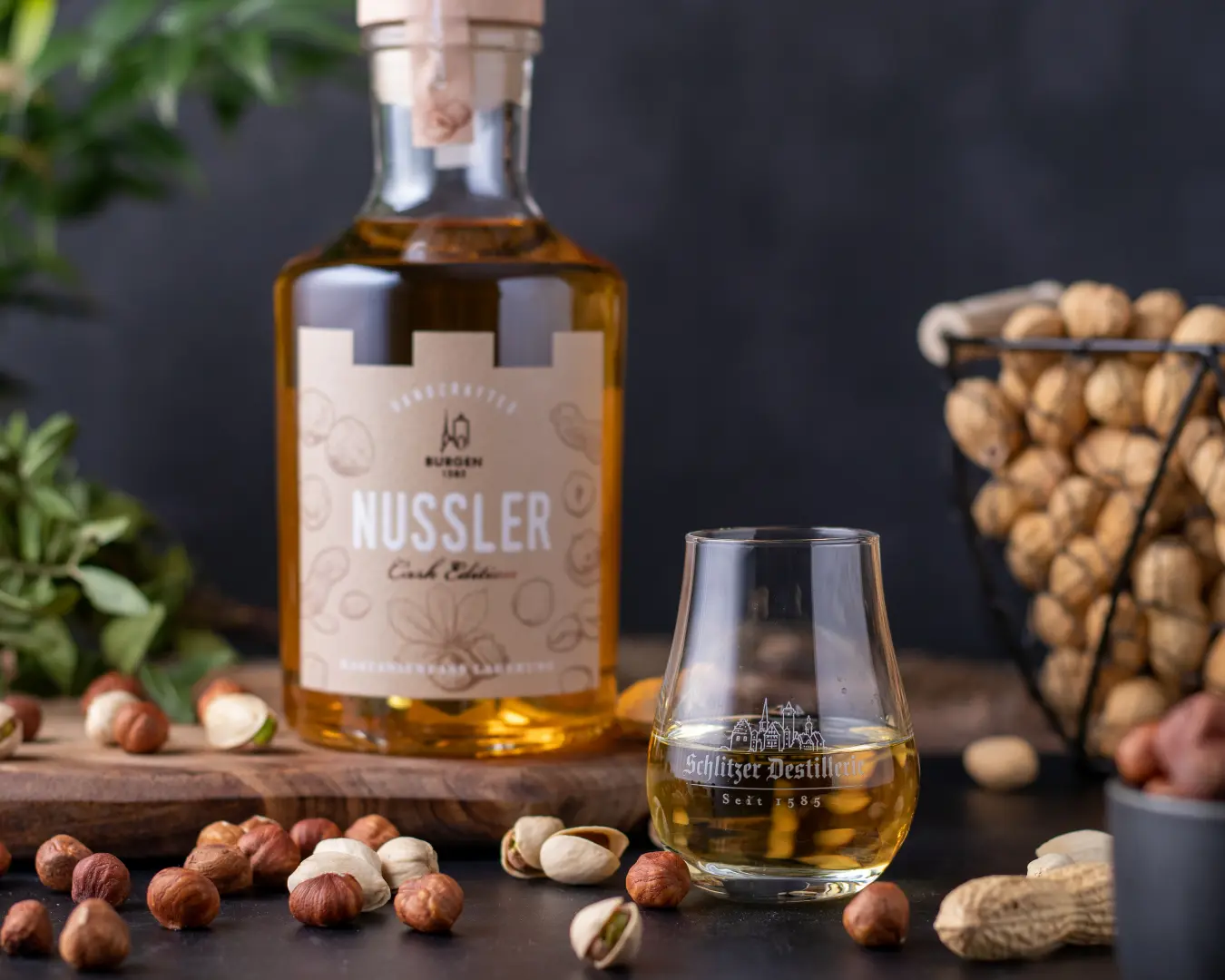 Burgen Nussler Cask – Edler Nusslikör in hochwertiger Geschenkbox Flasche Burgen Nussler Cask Edition von Schlitzer Destillerie vor weißem Hintergrund – hochwertiger Nusslikör in eleganter Verpackung für Genießer.