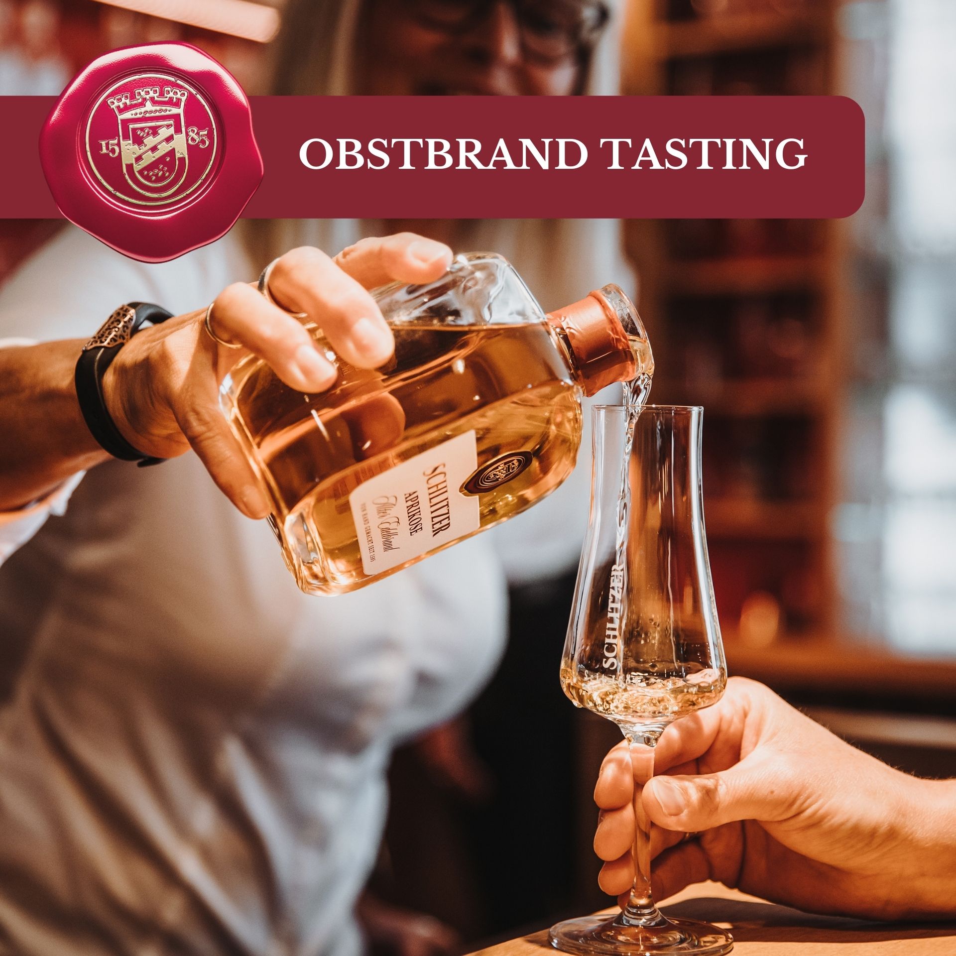 Obstbrand Tasting mit hochwertigen Destillaten in stilvollem Ambiente Vier edle Obstbrandflaschen der Schlitzer Destillerie stehen nebeneinander auf einem Holztisch, begleitet von passenden Degustationsgläsern, im Hintergrund atmosphärisch unscharf ländlich-rustikale Umgebung – ideal für ein hochwertiges Obstbrand-Tasting.