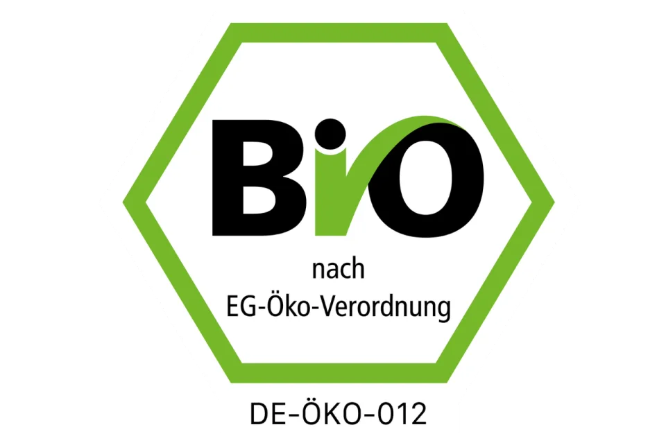 Bio Siegel Schlitzer Destillerie – Nachhaltige Spirituosen aus Deutschland Bild des Bio-Siegels der Schlitzer Destillerie, das die Verwendung von biologisch zertifizierten Zutaten in ihren Produkten kennzeichnet.