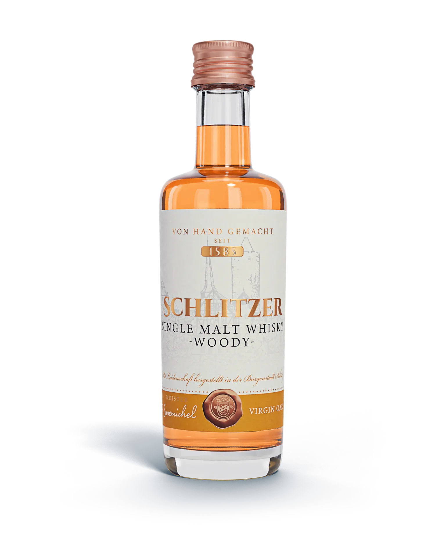 Schlitzer Single Malt Whisky Woody 50ml – Deutscher Whisky in Probiergröße Miniaturflasche Schlitzer Single Malt Whisky Woody 50ml – bernsteinfarbener Whisky in transparenter Glasflasche mit weißem Etikett und brauner Schrift, vor weißem Hintergrund.