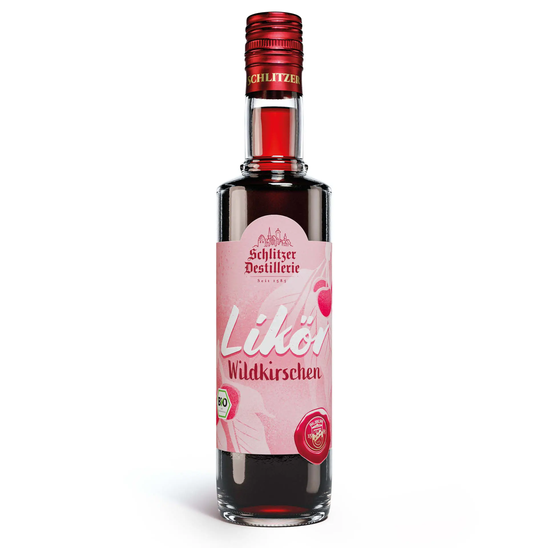 Bio-Wildkirschlikör in eleganter Flasche – Schlitzer Destillerie Flasche Bio Wildkirschlikör der Schlitzer Destillerie mit rotem Etikett, goldener Kapsel und frischen Wildkirschen dekorativ daneben – hochwertiger Likör aus regionaler Herstellung