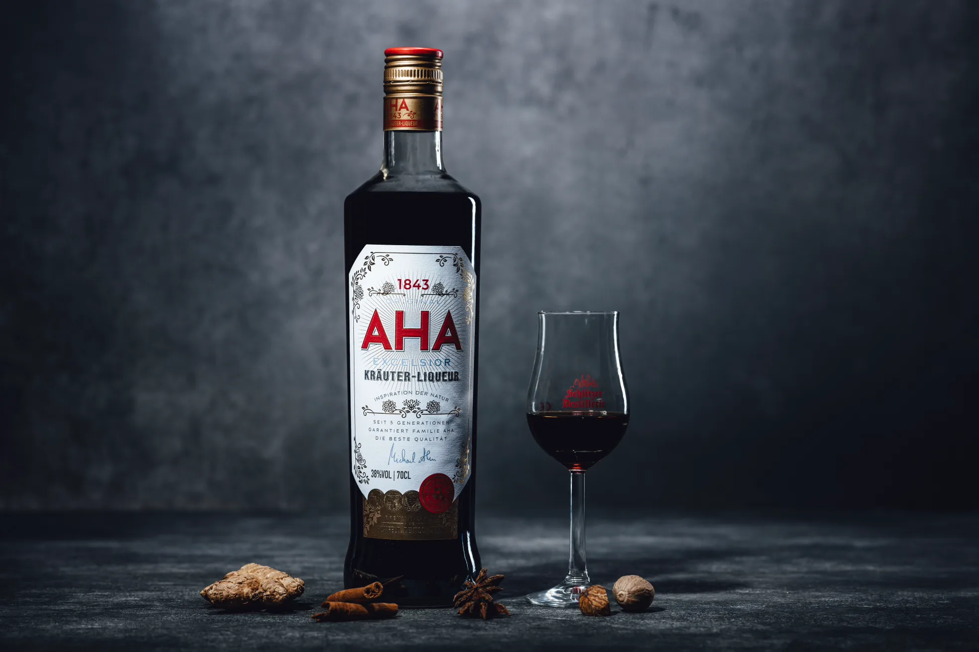 AHA Kräuterlikör – Traditioneller deutscher Kräuterlikör in stilvoller Flasche Braune Flasche AHA-Kräuterlikör der Schlitzer Destillerie mit Etikett in Gold und Schwarz, stehend auf weißem Hintergrund – hochwertiger deutscher Kräuterlikör.