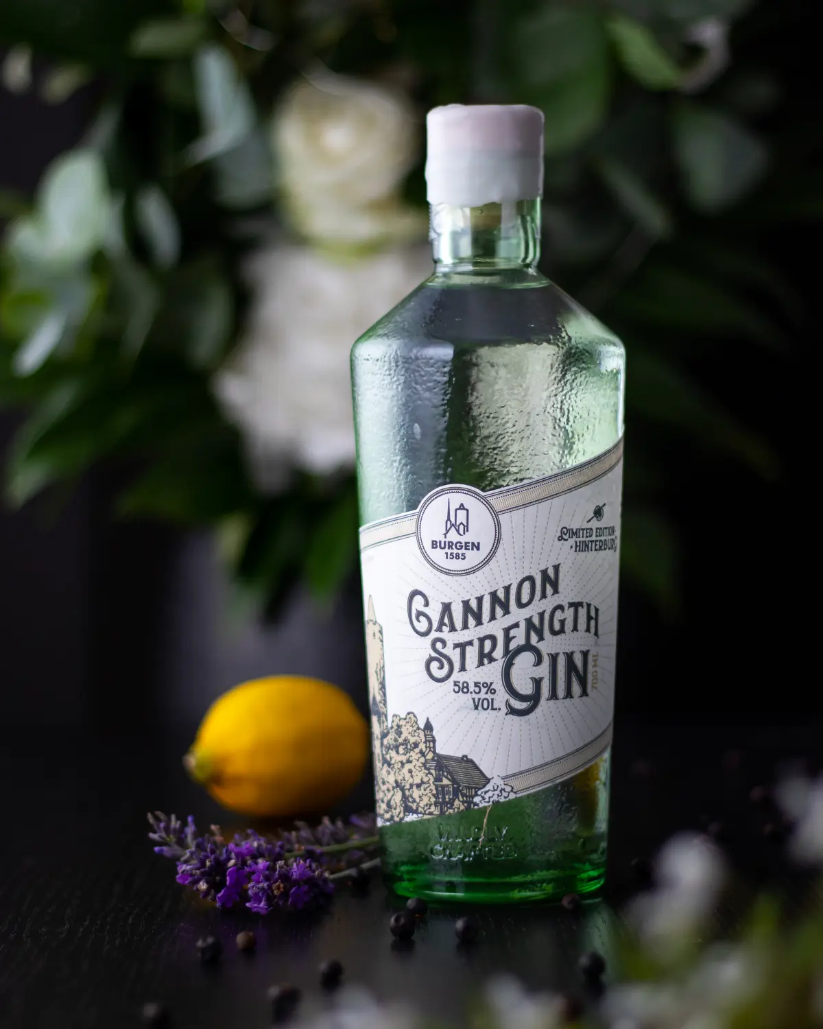 Bild der Burgen Cannon Strength Flasche von Schlitzer Destillerie – Hochprozentiger Premium-Gin, bekannt für seine kraftvolle Intensität und außergewöhnliche Reinheit, präsentiert in einer stilvollen und edlen Flasche. Perfekt für Kenner und Liebhaber sta