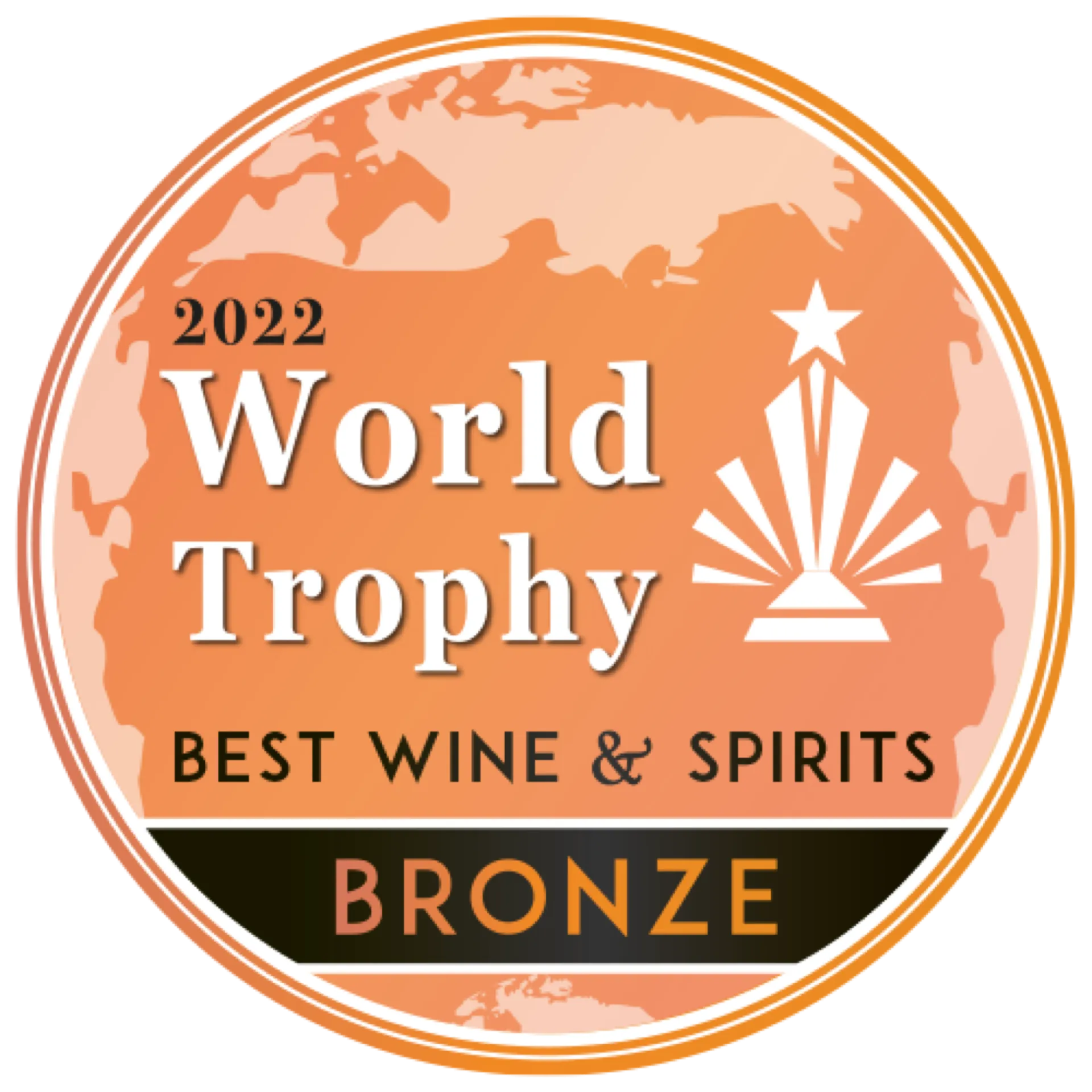 Bronze-Auszeichnung der Schlitzer Destillerie bei der World Trophy 2022 Bronzene Auszeichnung der Schlitzer Destillerie bei der World Trophy 2022, präsentiert auf einem Holzregal mit edler Prägung des Logos und Schriftzugs der Prämierung.