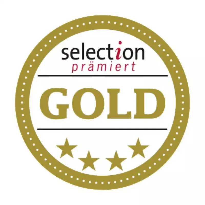 Goldmedaille für Schlitzer Destillerie bei Selection Prämierung 2023 Goldene Auszeichnung der Schlitzer Destillerie von Selection 2023 für hochwertige Spirituosen, präsentiert mit Medaille und Logo auf dunklem Hintergrund.